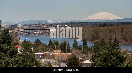 La Cascade Mountain range compresi Mt St Helen's visto della Willamette Valley Riiver in Portland Foto Stock