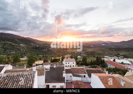 ZAHARA, Spagna - Maggio 2017: tramonto con vista sui tetti di Zahara villaggio nella regione Andalusia di Spagna Foto Stock