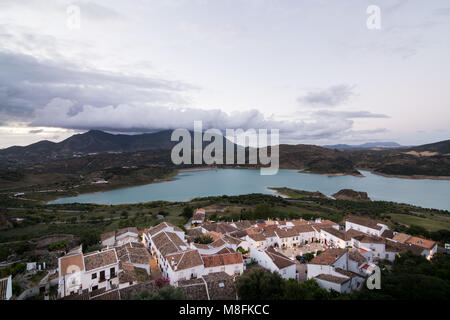 ZAHARA, Spagna - Maggio 2017: tramonto con vista sui tetti di Zahara villaggio nella regione Andalusia di Spagna Foto Stock