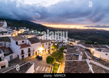 ZAHARA, Spagna - Maggio 2017: tramonto con vista sui tetti di Zahara villaggio nella regione Andalusia di Spagna Foto Stock