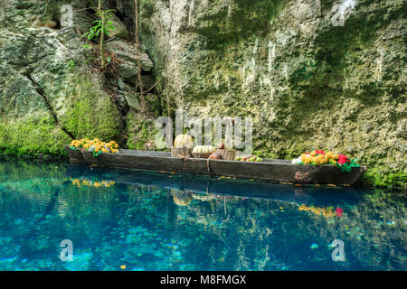 Piccolo fiume arounded con le rocce nel Parco Xcaret, Messico Foto Stock