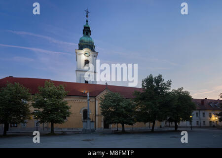 La chiesa della Santissima Trinità e il monastero francescano nella città vecchia di Karlovac, Croazia Foto Stock