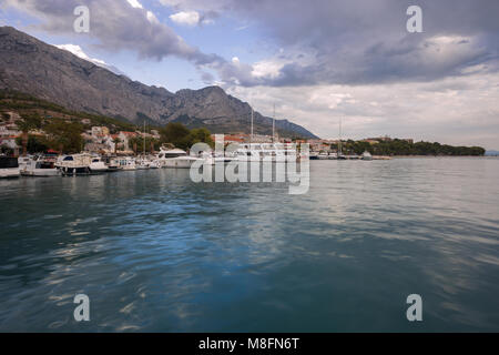 Una vista su una piccola città Baska Voda, Dalmazia, Croazia Foto Stock