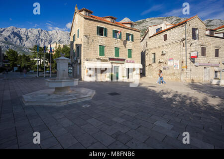 Street in città Makarska, Dalamtia, Croazia Foto Stock