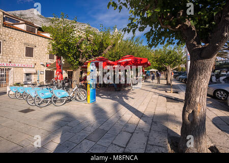 La strada principale della città Makarska, Dalamtia, Croazia Foto Stock