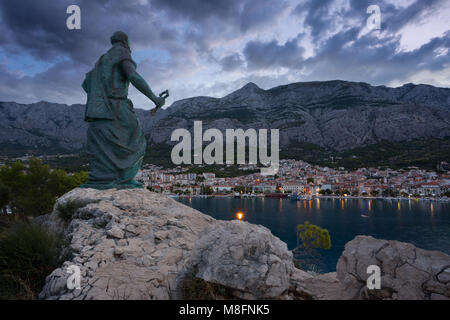 Statua di San Pietro a guardare oltre la città Makarska, Dalmazia, Croazia Foto Stock