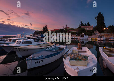 Piccola baia Ceprljanda in luogo Ugljan sull isola di Ugljan, Dalmazia, Croazia Foto Stock