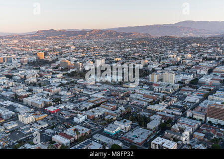 Los Angeles, California, Stati Uniti d'America - 20 Febbraio 2018: la mattina presto vista aerea verso il MacArthur Park e Koreatown vicino al centro cittadino di Los Angeles. Foto Stock