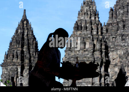 Yogyakarta, Indonesia. 16 Mar, 2018. Un indù indonesiano prepara le offerte durante la cerimonia rituale Tawur Agung Kasanga prima Nyepi celebrazione al tempio di Prambanan, Yogyakarta, Indonesia. Nyepi Balinese è ' giorno silenzio" che è commarated ogni Saka nuovo anno secondo il calendario Balinese. Credito: Dadang Trimulyanto/Pacific Press/Alamy Live News Foto Stock