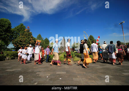 Yogyakarta, Indonesia. 16 Mar, 2018. Gli Indù indonesiano eseguendo una grande cerimonia di Tawur Kesanga un giorno in anticipo del Nyepi o Silent Day. Tawur Kesanga è una cerimonia spirituale degli Indù a dare senso all' armonia di vita che viene effettuata mantenendo l'equilibrio con Dio, gli esseri umani e l'universo. Nel giorno del Nyepi tutti gli Indù persone solo tacere senza fare niente che ha chiamato Tapa Brata (tacere) Credito: Devi Rahman/Pacific Press/Alamy Live News Foto Stock