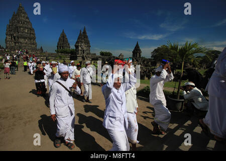 Yogyakarta, Indonesia. 16 Mar, 2018. Gli Indù indonesiano eseguendo una grande cerimonia di Tawur Kesanga un giorno in anticipo del Nyepi o Silent Day. Tawur Kesanga è una cerimonia spirituale degli Indù a dare senso all' armonia di vita che viene effettuata mantenendo l'equilibrio con Dio, gli esseri umani e l'universo. Nel giorno del Nyepi tutti gli Indù persone solo tacere senza fare niente che ha chiamato Tapa Brata (tacere) Credito: Devi Rahman/Pacific Press/Alamy Live News Foto Stock