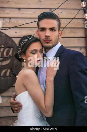 Sposa e lo sposo in un bellissimo salone Foto Stock