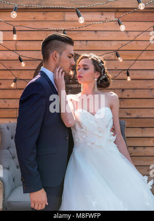 Sposa e lo sposo in un bellissimo salone Foto Stock