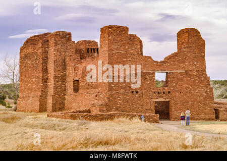 Visitatori presso La Purisima Concepcion, rovine della chiesa unità Quarai, Salinas Pueblo Missions National Monument, Nuovo Messico, STATI UNITI D'AMERICA Foto Stock