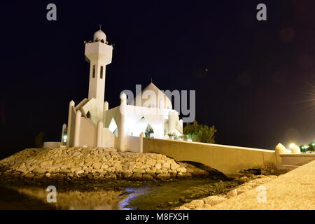 Architettura moderna sulla moschea si trova di fronte alla spiaggia in Arabia Saudita Foto Stock