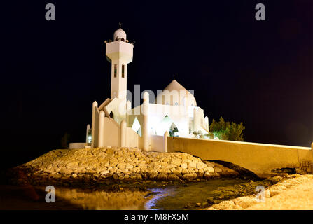 Architettura moderna sulla moschea si trova di fronte alla spiaggia in Arabia Saudita Foto Stock