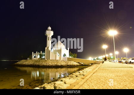 Architettura moderna sulla moschea si trova di fronte alla spiaggia in Arabia Saudita Foto Stock