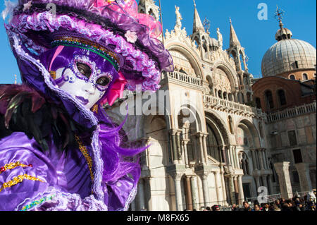 Venezia, Italia - 6 Febbraio 2018 - Le maschere del carnevale 2018. Il Carnevale di Venezia (Italiano: il Carnevale di Venezia è un festival annuale tenutasi a Ven Foto Stock
