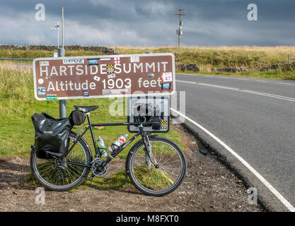 Una bicicletta da turismo in cima al vertice di Hartside lungo la costa a costa Sustrans percorso ciclabile Foto Stock