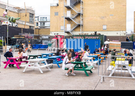 Pop up ristoranti esterni con persone mangiare outiside presso la Old Truman Brewery, Ely's Yard, Shoreditch, London, Regno Unito Foto Stock