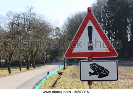 Un segnale di avvertimento che le rane sono attraversare una strada in corrispondenza di questo tempo di anno in un piccolo villaggio della Baviera. Foto Stock