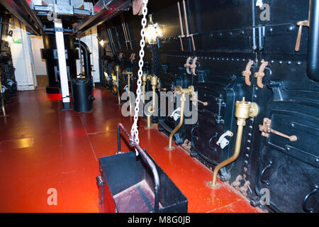 Il carbone powered forni che scalda acqua in vapore per alimentare le caldaie / caldaia / Motore di HMS Warrior. Portsmouth Historic Dockyard / Cantieri REGNO UNITO Foto Stock