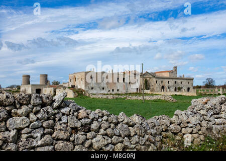 Fattoria abbandonata. Regione Puglia, Italia. Foto Stock