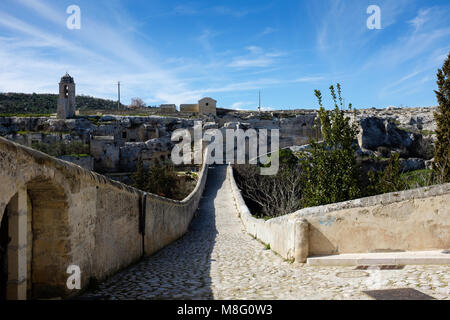 Acquedotto antico ponte in pietra sopra il canyon di Gravina. Regione Puglia, Italia. Foto Stock