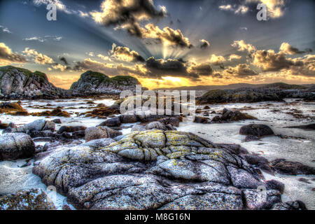 Isle of Mull, Scozia. Tramonto artistico vista da Fidden Beach sulla costa occidentale di Mull, con l'isola di Iona in background. Foto Stock