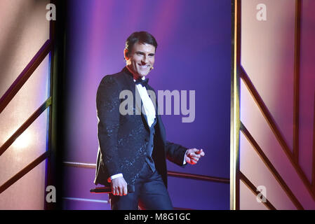 Sal Da Vinci esibirsi dal vivo sul palco con 50 musicisti nello spettacolo "Sinfonie in Sal maggiore" al Teatro Augusteo a Napoli. (Foto Paola Visone/Pacific Stampa) Foto Stock