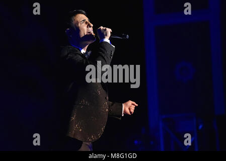 Sal Da Vinci esibirsi dal vivo sul palco con 50 musicisti nello spettacolo "Sinfonie in Sal maggiore" al Teatro Augusteo a Napoli. (Foto Paola Visone/Pacific Stampa) Foto Stock