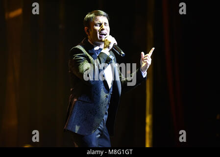 Sal Da Vinci esibirsi dal vivo sul palco con 50 musicisti nello spettacolo "Sinfonie in Sal maggiore" al Teatro Augusteo a Napoli. (Foto Paola Visone/Pacific Stampa) Foto Stock