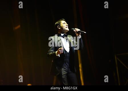 Sal Da Vinci esibirsi dal vivo sul palco con 50 musicisti nello spettacolo "Sinfonie in Sal maggiore" al Teatro Augusteo a Napoli. (Foto Paola Visone/Pacific Stampa) Foto Stock