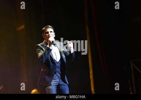 Sal Da Vinci esibirsi dal vivo sul palco con 50 musicisti nello spettacolo "Sinfonie in Sal maggiore" al Teatro Augusteo a Napoli. (Foto Paola Visone/Pacific Stampa) Foto Stock