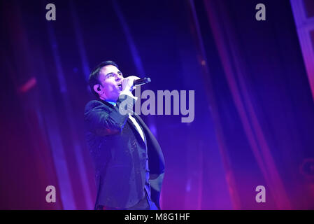 Sal Da Vinci esibirsi dal vivo sul palco con 50 musicisti nello spettacolo "Sinfonie in Sal maggiore" al Teatro Augusteo a Napoli. (Foto Paola Visone/Pacific Stampa) Foto Stock