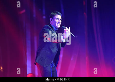 Sal Da Vinci esibirsi dal vivo sul palco con 50 musicisti nello spettacolo "Sinfonie in Sal maggiore" al Teatro Augusteo a Napoli. (Foto Paola Visone/Pacific Stampa) Foto Stock