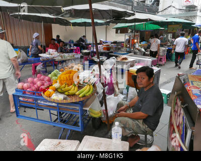 Venditore ambulante in Silom strada laterale di Bangkok in Thailandia Foto Stock