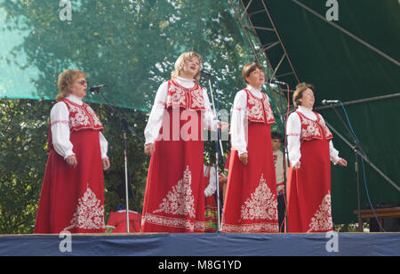 Mstyora,Russia-August 16,2014: Donne(donna)s in tuta nazionale cantare sulla scena Foto Stock