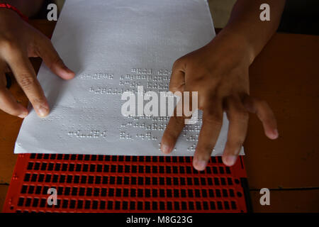 Agartala, India. Xiv Mar, 2018. Tenda indiana le ragazze sono iscritto in una scuola usando il Braille. Il Braille è una forma di linguaggio scritto per persone non vedenti, in cui i caratteri sono rappresentati da modelli di puntini in rilievo che si fanno sentire con la punta delle dita. Credito: Abhisek Saha/Pacific Press/Alamy Live News Foto Stock