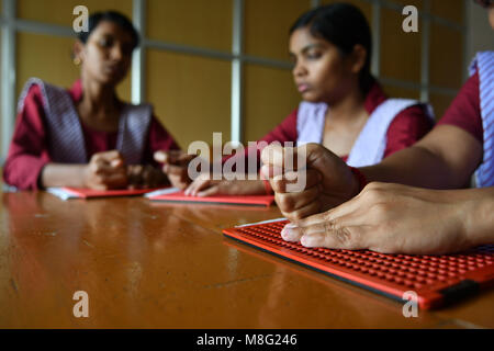 Agartala, India. Xiv Mar, 2018. Tenda indiana le ragazze sono iscritto in una scuola usando il Braille. Il Braille è una forma di linguaggio scritto per persone non vedenti, in cui i caratteri sono rappresentati da modelli di puntini in rilievo che si fanno sentire con la punta delle dita. Credito: Abhisek Saha/Pacific Press/Alamy Live News Foto Stock