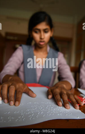 Agartala, India. Xiv Mar, 2018. Tenda indiana le ragazze sono iscritto in una scuola usando il Braille. Il Braille è una forma di linguaggio scritto per persone non vedenti, in cui i caratteri sono rappresentati da modelli di puntini in rilievo che si fanno sentire con la punta delle dita. Credito: Abhisek Saha/Pacific Press/Alamy Live News Foto Stock