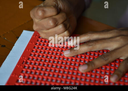 Agartala, India. Xiv Mar, 2018. Tenda indiana le ragazze sono iscritto in una scuola usando il Braille. Il Braille è una forma di linguaggio scritto per persone non vedenti, in cui i caratteri sono rappresentati da modelli di puntini in rilievo che si fanno sentire con la punta delle dita. Credito: Abhisek Saha/Pacific Press/Alamy Live News Foto Stock