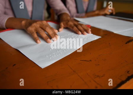 Agartala, India. Xiv Mar, 2018. Tenda indiana le ragazze sono iscritto in una scuola usando il Braille. Il Braille è una forma di linguaggio scritto per persone non vedenti, in cui i caratteri sono rappresentati da modelli di puntini in rilievo che si fanno sentire con la punta delle dita. Credito: Abhisek Saha/Pacific Press/Alamy Live News Foto Stock