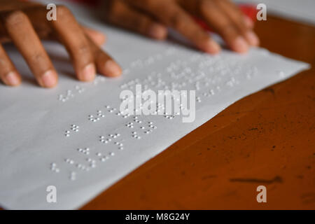 Agartala, India. Xiv Mar, 2018. Tenda indiana le ragazze sono iscritto in una scuola usando il Braille. Il Braille è una forma di linguaggio scritto per persone non vedenti, in cui i caratteri sono rappresentati da modelli di puntini in rilievo che si fanno sentire con la punta delle dita. Credito: Abhisek Saha/Pacific Press/Alamy Live News Foto Stock