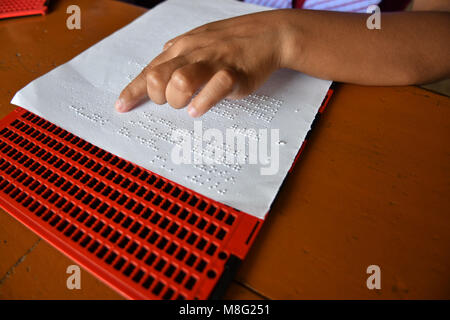 Agartala, India. Xiv Mar, 2018. Tenda indiana le ragazze sono iscritto in una scuola usando il Braille. Il Braille è una forma di linguaggio scritto per persone non vedenti, in cui i caratteri sono rappresentati da modelli di puntini in rilievo che si fanno sentire con la punta delle dita. Credito: Abhisek Saha/Pacific Press/Alamy Live News Foto Stock