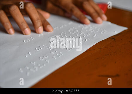 Agartala, India. Xiv Mar, 2018. Tenda indiana le ragazze sono iscritto in una scuola usando il Braille. Il Braille è una forma di linguaggio scritto per persone non vedenti, in cui i caratteri sono rappresentati da modelli di puntini in rilievo che si fanno sentire con la punta delle dita. Credito: Abhisek Saha/Pacific Press/Alamy Live News Foto Stock