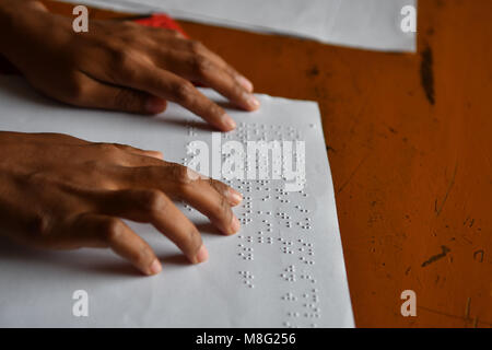 Agartala, India. Xiv Mar, 2018. Tenda indiana le ragazze sono iscritto in una scuola usando il Braille. Il Braille è una forma di linguaggio scritto per persone non vedenti, in cui i caratteri sono rappresentati da modelli di puntini in rilievo che si fanno sentire con la punta delle dita. Credito: Abhisek Saha/Pacific Press/Alamy Live News Foto Stock