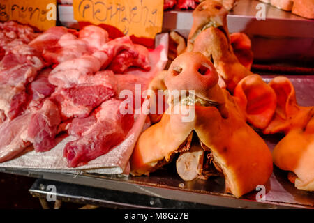 Pic i capi e di carni suine fresche sono in vendita al mercato di Nonthaburi Foto Stock