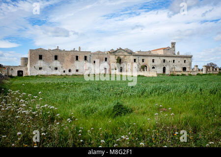 Fattoria abbandonata. Regione Puglia, Italia. Foto Stock