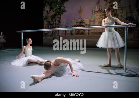 Scena dal balletto "Red Giselle' eseguito dai ballerini del Boris Eifman Academy sul palcoscenico del Teatro Bolshoi di Mosca, Russia Foto Stock